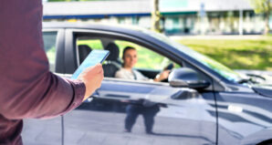 Usager réservant un trajet via application pour le nouveau service de transport solidaire à Lyons Andelle