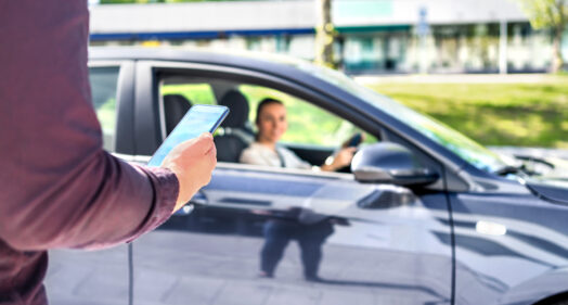 Usager réservant un trajet via application pour le nouveau service de transport solidaire à Lyons Andelle