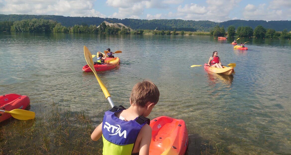 Jeunes en activité kayak lors d’un camp de plein air à Jumièges