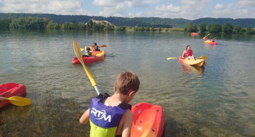 Jeunes en activité kayak lors d’un camp de plein air à Jumièges