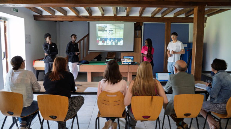Quatre jeunes présentent leur projet Omnisport devant un jury à Perriers-sur-Andelle dans le cadre du dispositif Project’Eure