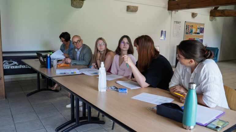 Membres du jury Project’Eure en pleine délibération, dont deux anciennes lauréates de Lyons Andelle, lors de la session du 11 juin 2025 à Perriers-sur-Andelle
