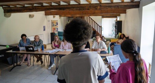 Deux jeunes présentent leur projet face au jury Project’Eure à la Maison des Jeunes de Perriers-sur-Andelle, lors de la session du 11 juin 2025