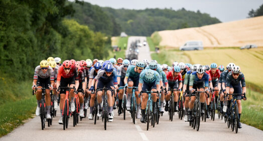 Image d'illustration du peloton de cyclistes prise lors du Tour de France 2024 sur une route de campagne.