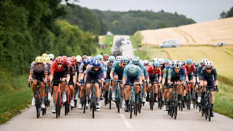 Image d'illustration du peloton de cyclistes prise lors du Tour de France 2024 sur une route de campagne.
