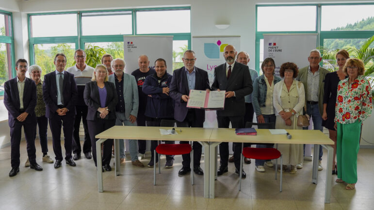 Élus et représentants locaux aux côtés de Jean-Luc Romet et Charles Giusti pour la signature de l’avenant au CRTE Lyons Andelle.