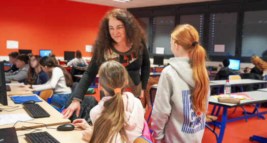 Animatrice jeunesse de la CDCLA échangeant avec des élèves dans un collège de l'Eure.