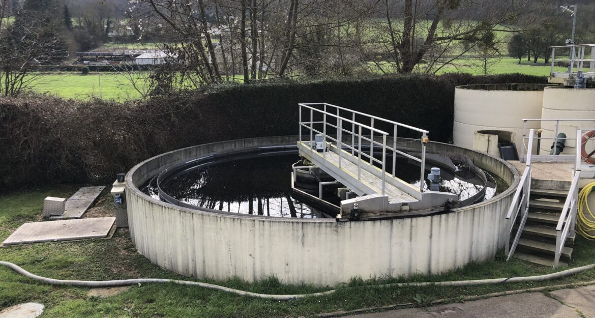 Bassin de décantation d'une station d'épuration (STEP) sur le territoire de la Communauté de Communes Lyons Andelle.