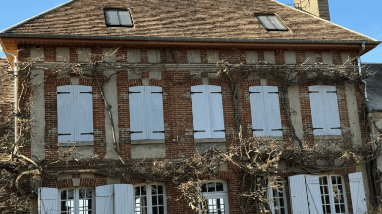 Rénovation de toiture et pose de fenêtres de toit sur une maison de maître en briques en Normandie.