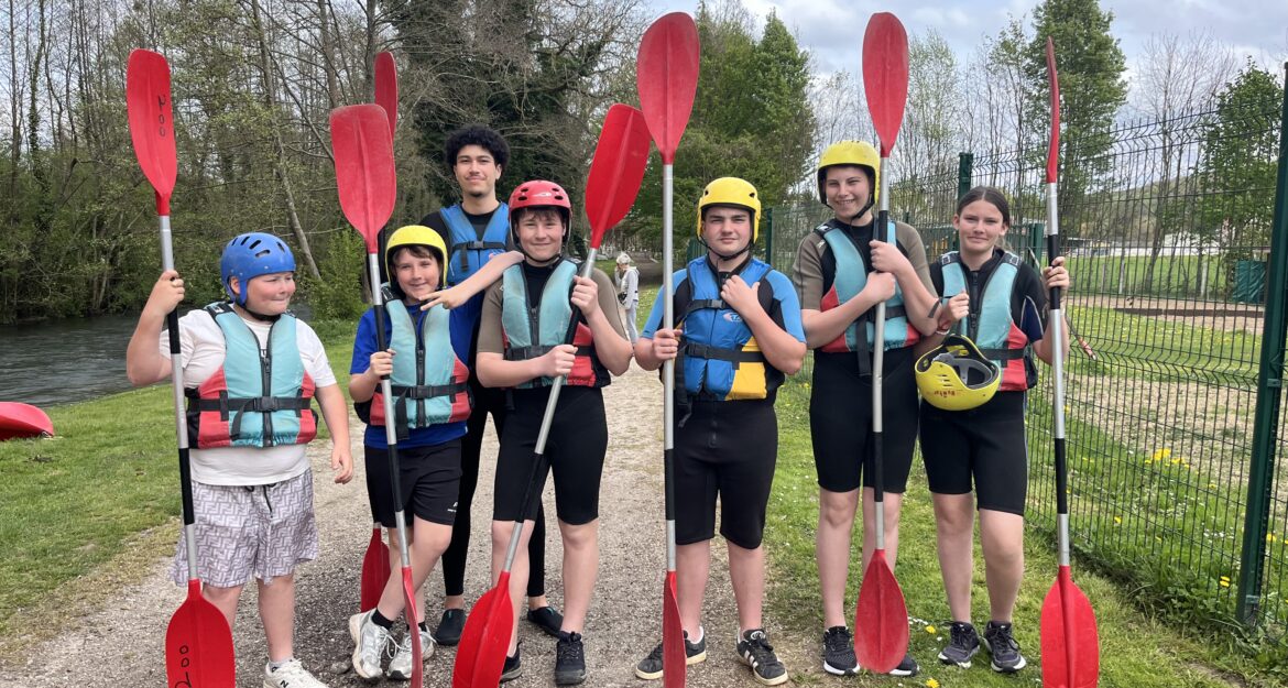 Groupe de jeunes équipés pour le kayak lors du camp Expédition Lyons Andelle