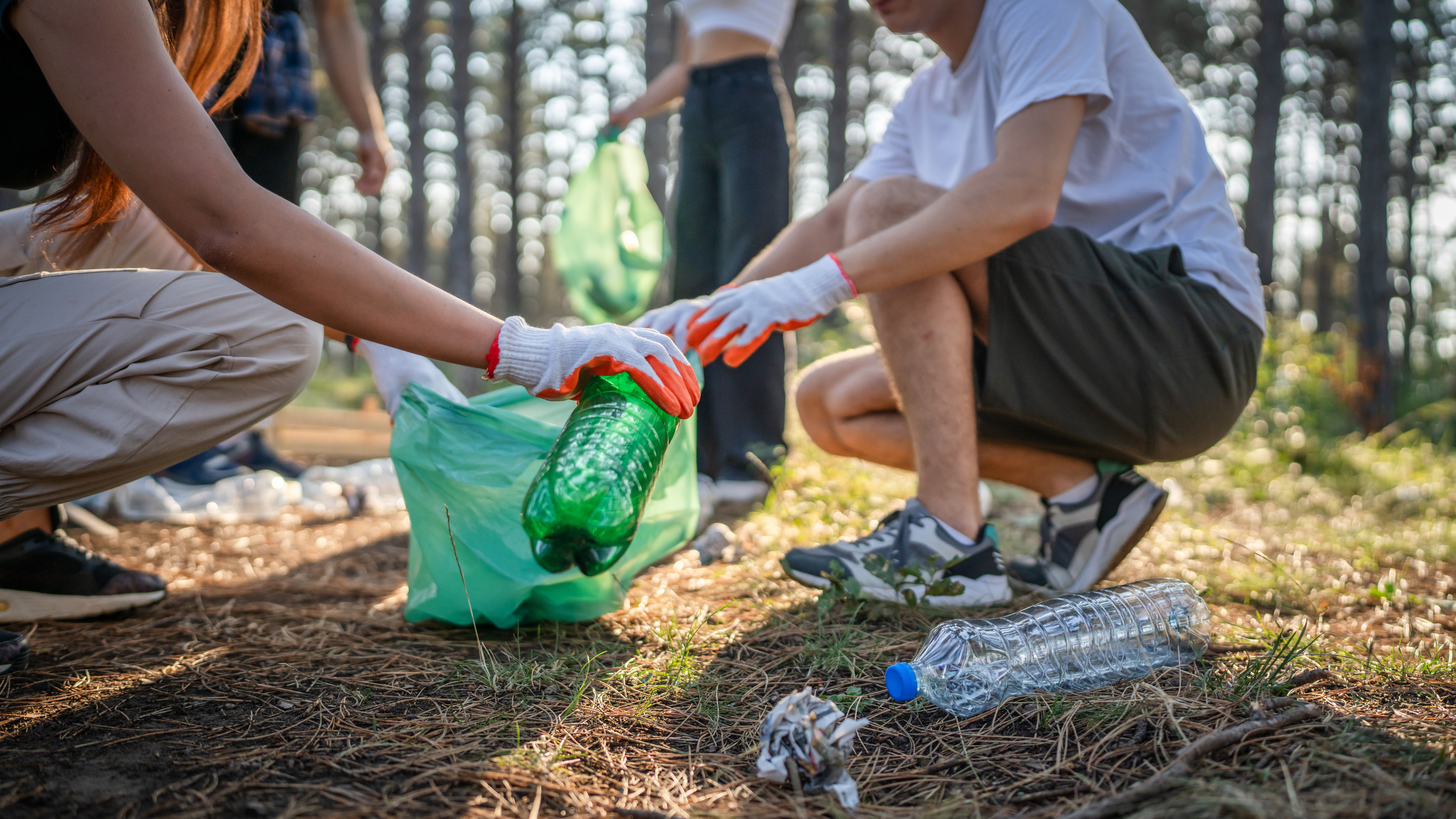 Bénévoles ramassant des déchets en forêt lors du Nettoyage de printemps en Lyons Andelle