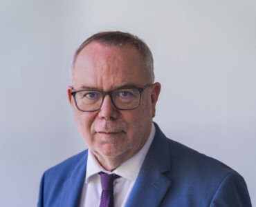 Le président de la communauté de communes Lyons Andelle Jean-Luc Romet, pose dans un costume bleu.