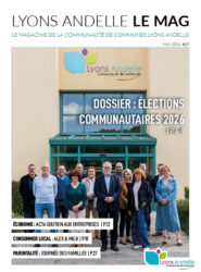 Image de Une du magazine n°27 de la CDCLA. Les Vice-présidents nouvellement élus de la CDC posent devant les locaux.