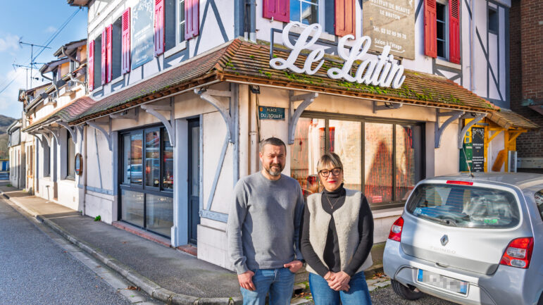 Les commerçants Manon et Yohann Lecointre devant leur pizzeria à Pont-Saint-Pierre.