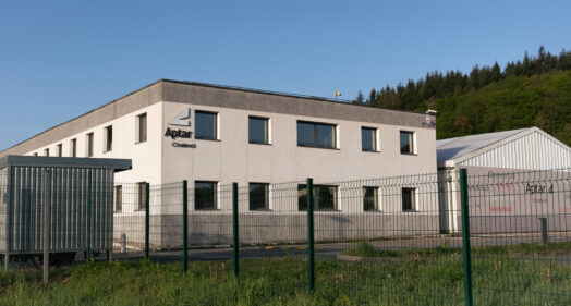Vu extérieure du bâtiment de l'entreprise Aptar à Charleval