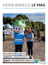Agent des sports de la CDCLA qui pose avec la mascotte Andy lors de la Fête du sport et des associations de Lyons Andelle